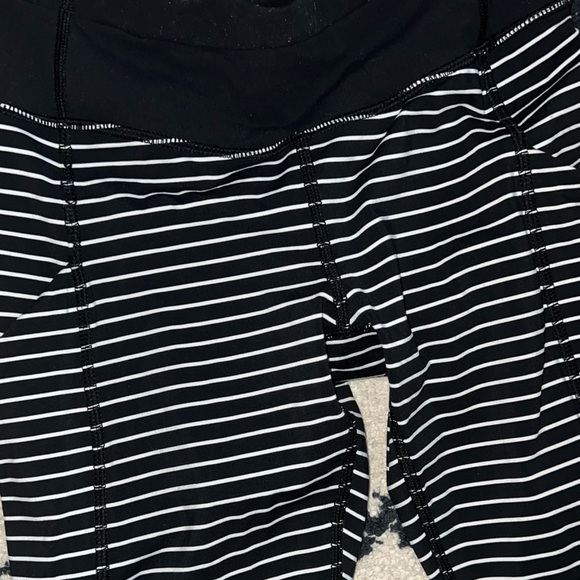 Lululemon Speed Tight ll Black and white striped Leggings Size 4 with pockets - Picture 5 of 6